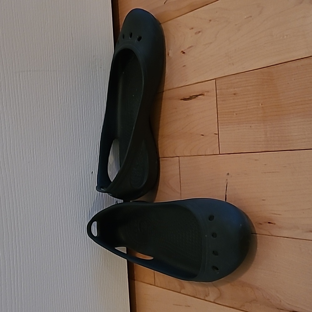 Women's size 7 black Crocs shoes